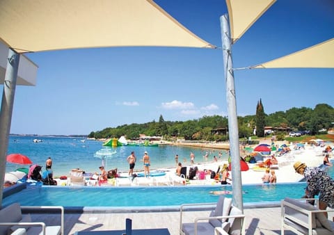 8 outdoor pools