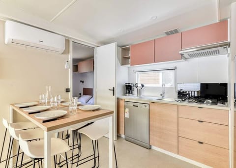 Premium Mobile Home, 3 Bedrooms | Private kitchen