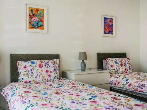 Twin bedroom | North Lodge, Forgandenny