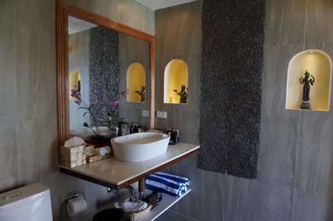 Sea View Suite | Bathroom | Free toiletries, hair dryer, bathrobes, slippers