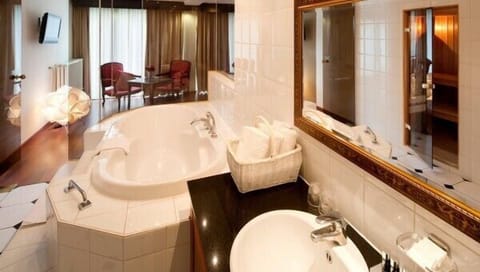 Suite, Sauna | Bathroom | Separate tub and shower, free toiletries, hair dryer, towels