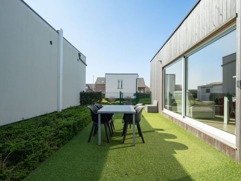 Land Lot, Garden, Lawn, Artificial Turf, Landscaping, Yard, Backyard, Shade, Courtyard, Daylighting