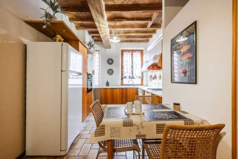 Sei in cucina, il profumo del caffè riempie l'aria. Gli utensili sono a portata di mano, pronti per preparare un piatto speciale o semplicemente per goderti un caffè in tranquillità.