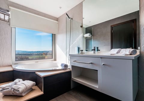 Quarto duplo superior | Bathroom | Free toiletries, hair dryer, towels