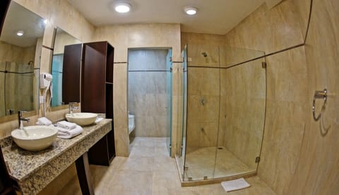 Junior Suite | Bathroom | Eco-friendly toiletries, hair dryer, slippers, towels