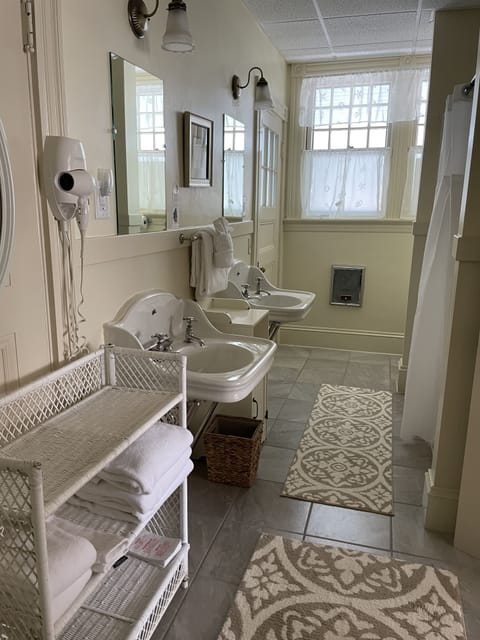 BUBBLES ROOM - 2ND FLOOR | Bathroom | Free toiletries, hair dryer, towels