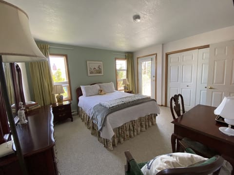 Room, 1 Queen Bed, Terrace | Hypo-allergenic bedding, free WiFi