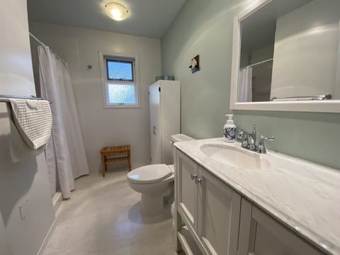 Room, 1 Queen Bed | Bathroom | Shower, hair dryer, bathrobes, towels