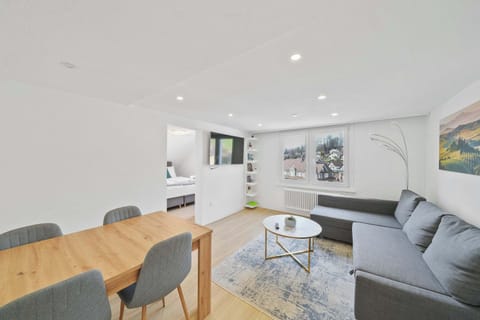 Wohnzimmer mit Sofa und Esstisch