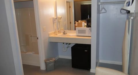 Standard Room, 2 Double Beds | Bathroom | Combined shower/tub, towels