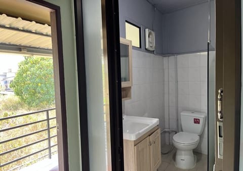 Double room with balcony | Bathroom | Shower, free toiletries, hair dryer, towels