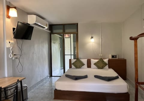 Double room with balcony | In-room safe, desk, free WiFi, bed sheets