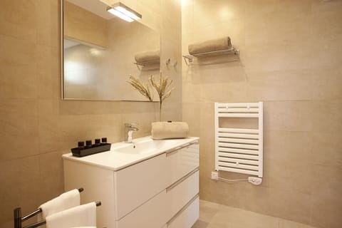 Junior Suite, Terrace | Bathroom | Deep soaking tub, free toiletries, hair dryer, bathrobes