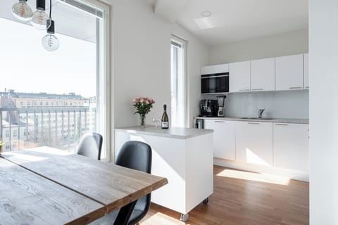 Deluxe Apartment, 1 Queen Bed with Sofa bed, Kitchen, City View | Dining room