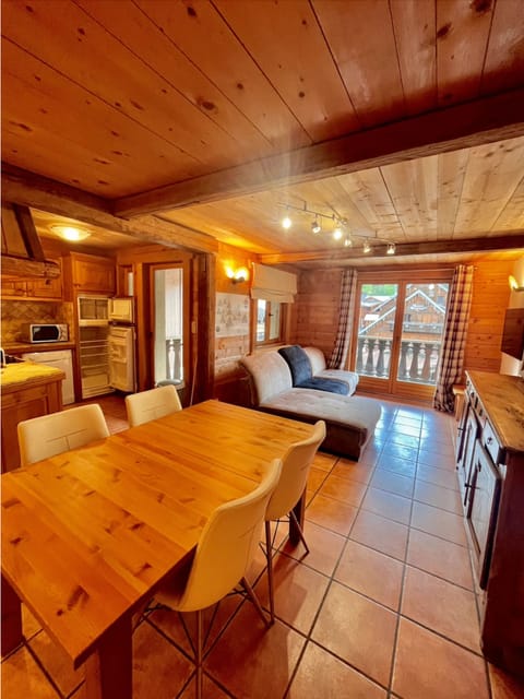 Classic Apartment, Balcony, Mountain View | Living area