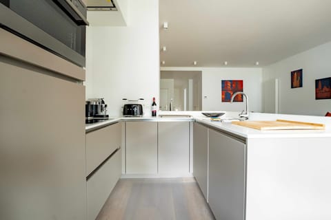 Modern open kitchen in a holiday apartment in Antwerp Zuid. Fully equipped vacation rental, ideal for city trips and longer stays.