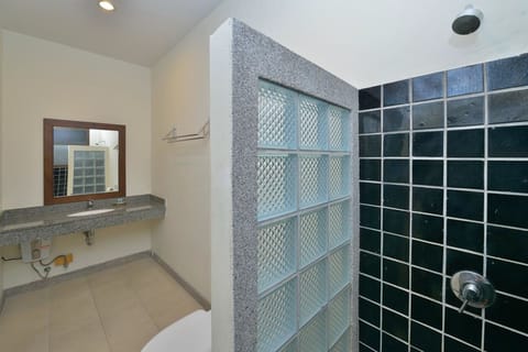 Superior Room | Bathroom | Shower, free toiletries, towels