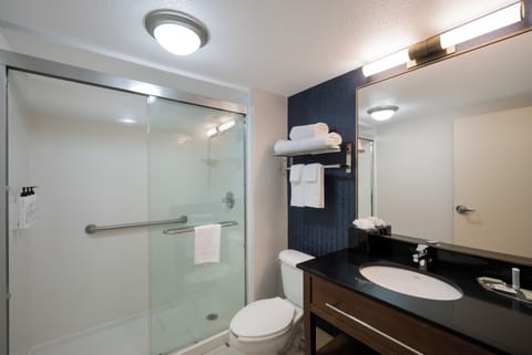 Room, 1 Queen Bed | Bathroom | Free toiletries, hair dryer, towels