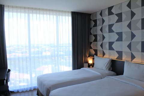 Deluxe Room | In-room safe, desk, laptop workspace, soundproofing