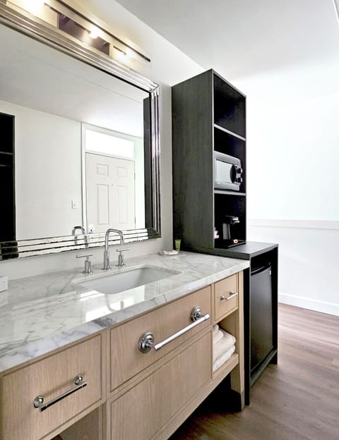 Combined shower/tub, towels, soap, shampoo