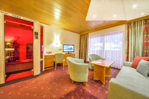 Junior Suite | In-room safe, desk, free WiFi, bed sheets