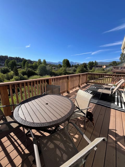 Lounge chairs on rear deck overlooking Fraser River and Continental Divide