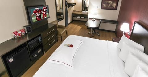 Premium bedding, in-room safe, desk, laptop workspace