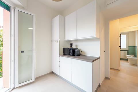Family Apartment, City View | Private kitchen