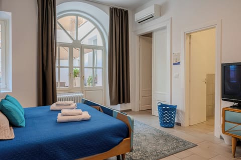 Luxury Triple Room | Desk, laptop workspace, free WiFi