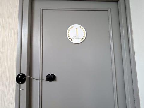 Classic Room | Desk, laptop workspace, free WiFi