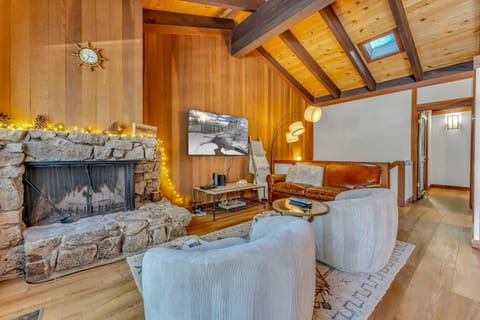 Living room: Second floor, wood-burning fireplace, Smart TV, leather couch