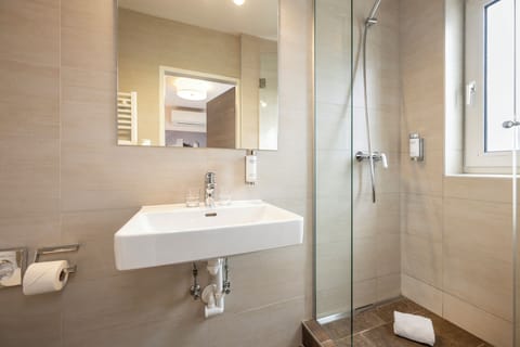 Junior Single | Bathroom | Shower, hair dryer, towels