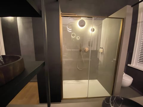 Luxury Double Room, City View | Bathroom