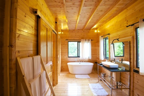 Garden Chalet | Bathroom | Combined shower/tub, rainfall showerhead, free toiletries, hair dryer