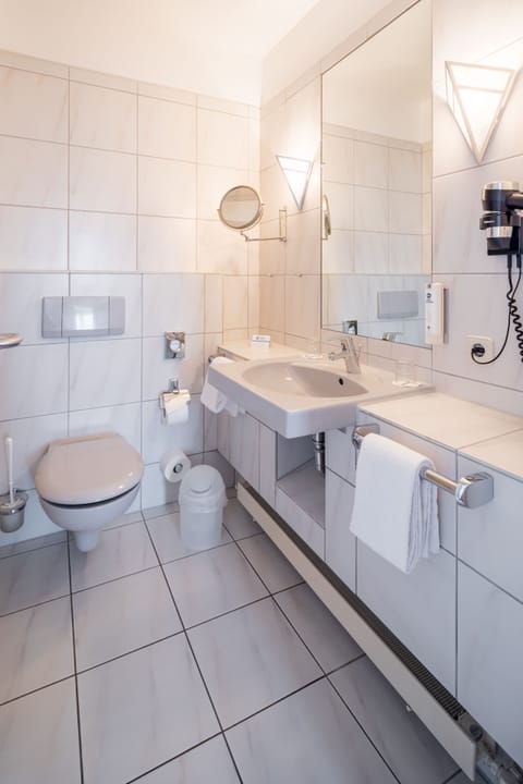 Comfort Room, 1 Double Bed (Quiet Location) | Bathroom | Free toiletries, hair dryer, towels