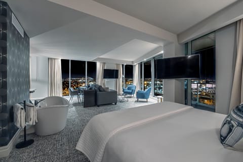 Suite Horizon with King bed, balcony, Old Quebec view and Laurentides view | Premium bedding, minibar, in-room safe, desk