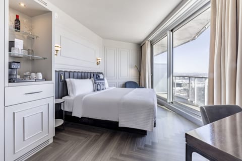 Room Citadine with King Bed, Balcony and Old Quebec View | Premium bedding, minibar, in-room safe, desk