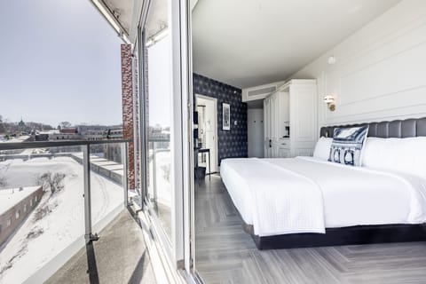 Room Citadine with King Bed, Balcony and Old Quebec View | Premium bedding, minibar, in-room safe, desk