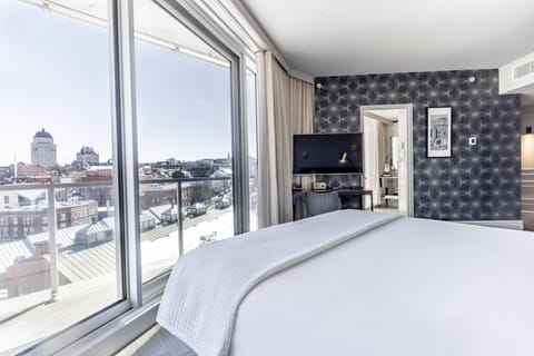 Room Citadine with King Bed, Balcony and Old Quebec View | Premium bedding, minibar, in-room safe, desk