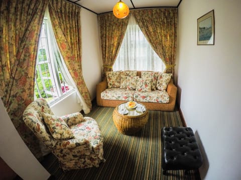 Deluxe Suite, 1 Double Bed, Bathtub | In-room safe, desk, iron/ironing board, free WiFi