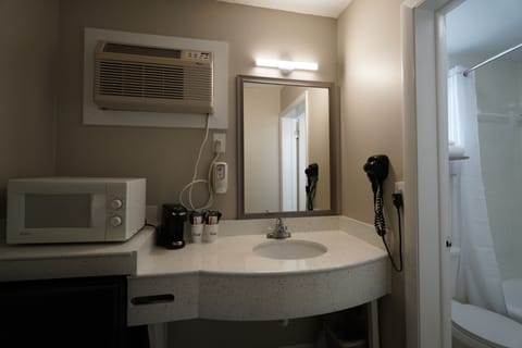 KING BED SECOND FLOOR | Bathroom | Combined shower/tub, free toiletries, hair dryer, towels