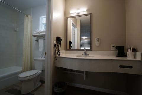 2 QUEEN BEDS GROUND FLOOR | Bathroom | Combined shower/tub, free toiletries, hair dryer, towels