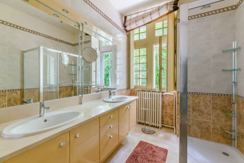 Suite, Park View (Amour et Colibri) | Bathroom | Free toiletries, hair dryer, shampoo, toilet paper