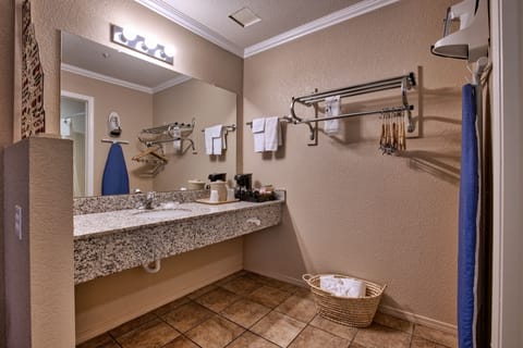 Combined shower/tub, free toiletries, hair dryer, towels