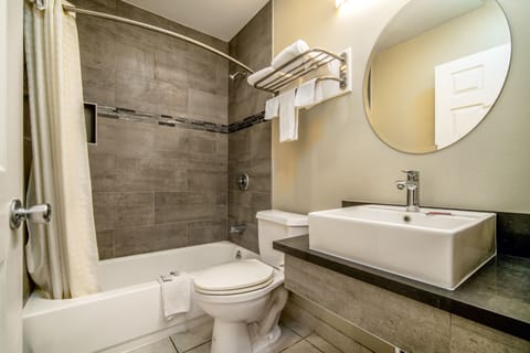 Combined shower/tub, hair dryer, towels