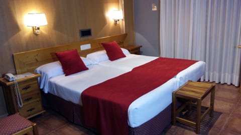 Standard Twin Room | Desk, free WiFi, bed sheets