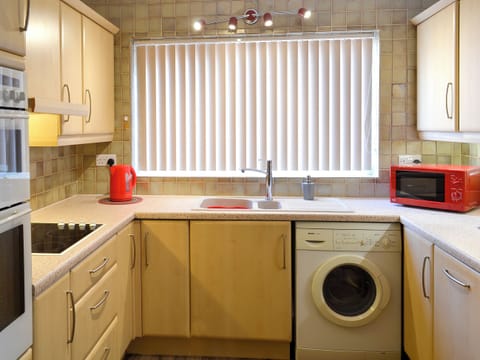 Kitchen | Scarborough Rose Apartment, Scarborough