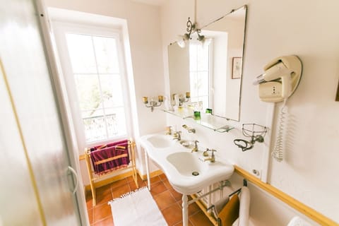 Classic Suite, Sea View | Bathroom | Hair dryer, towels, soap, shampoo