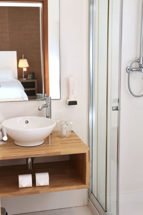 Twin Room, Balcony | Bathroom | Combined shower/tub, rainfall showerhead, free toiletries, hair dryer