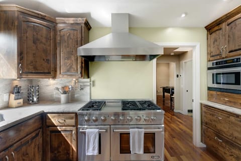 Craft your masterpiece: Where the stainless steel range reigns supreme.